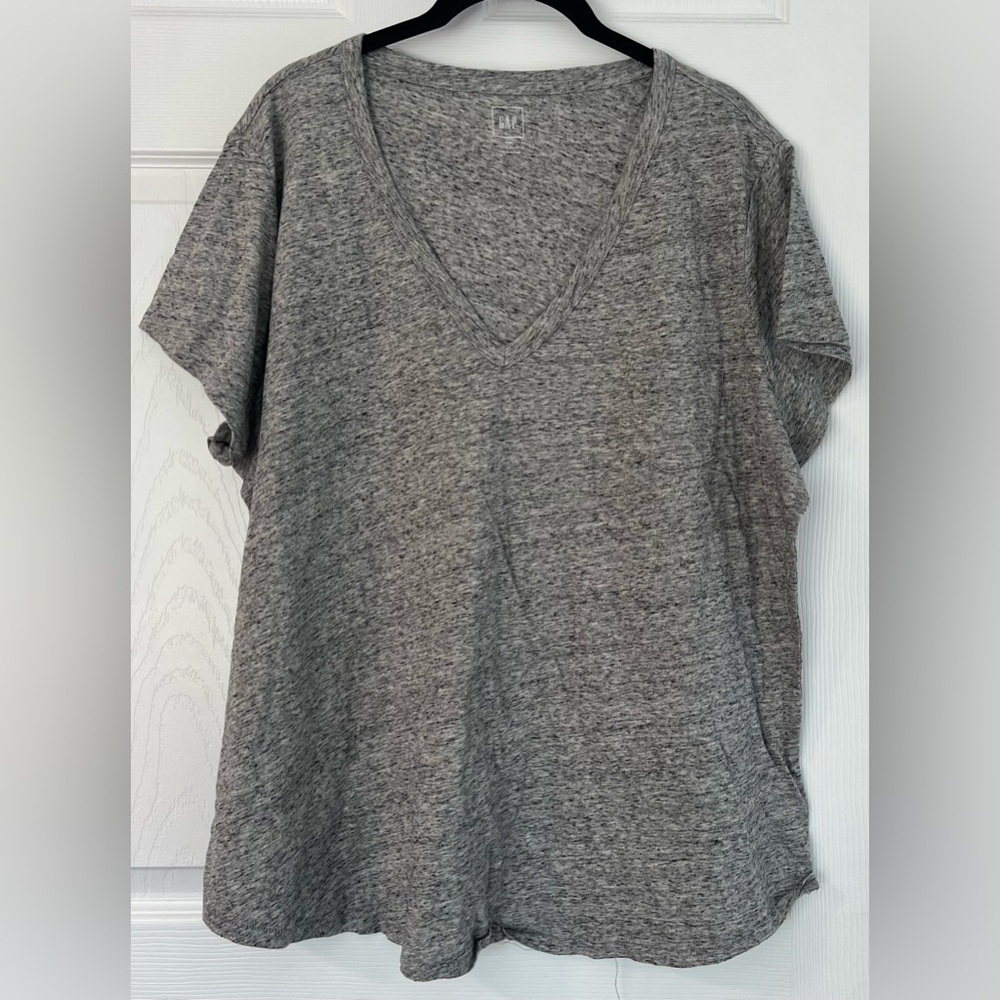 Women's New With Tags Casual Gap V Neck Tee